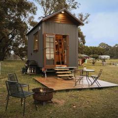 Hillsview Cottage by Tiny Away