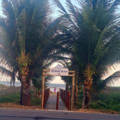 Casa cinza em frente à praia em condominio