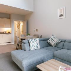 Chic 2-Bed, 2 Bath Apt in City Centre Sleeps 6, Free Secure Parking
