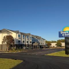 Days Inn & Suites by Wyndham Brandon Amphitheater