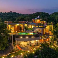 StayVista at RockEDGE with Bonfire, Infinity Pool