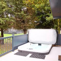 Sunbird Lodge with Hot Tub