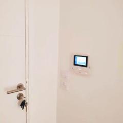 Opposite Metro 14, Cozy Guest Room with Garden & Free Parking, 5 min Orly Airport, 7 min Paris