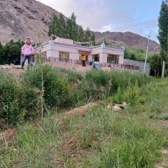 Streamside Homestay-Kharu