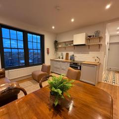 Modern Victorian 2BR Apt - Water & City Views