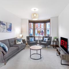 LuxeVille I Serene 3BR Apartment with Private Courtyard I LongTerm RatesI ParkingI WiFi