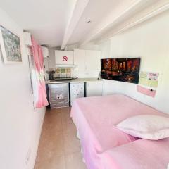 Habitación con baño y cocina