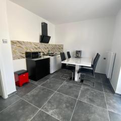 Moderne 2 Zimmer Wohnung Küche und Bad im Zentrum