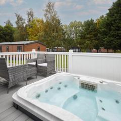 Teejay's Lodge with Hot Tub