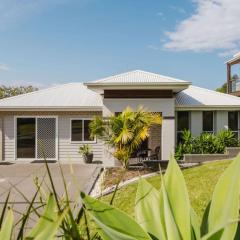 Molly Wallee Large Entertaining Home Walk to Beach