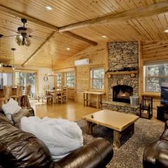 Fox Hollow Retreat- Fox Farm Luxury Lodge – Walk to Ski, Trails & Town Hot Tub, Fireplace