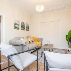 Spacious 6BR Family & Group Home Garden & Parking Sleeps 10