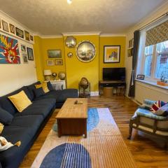 Arty hideaway with courtyard near beach