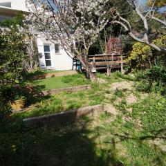 Rez de villa avec beau jardin et belle vue