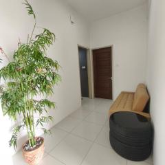 RoomB w attached bathroom w bathtub