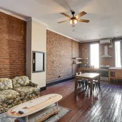 Convenient Couples Retreat in Dtwn Marshall!