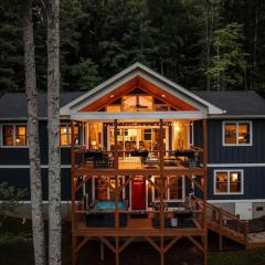 LUXE, 5 Miles to Asheville, Hot Tub, Epic Mountain Views, Fire Pit, Pool Table, 2 Living Rooms