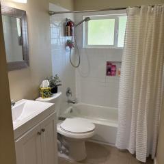 Bright 3 bedroom home with full kitchen, fenced backyard, sports court and free parking