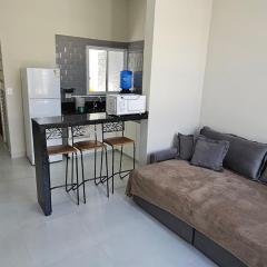 Casa Aconchegante com Suíte, Ar-Condicionado e Wi-Fi e garagem