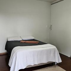 Quarto confortável com cama de casal.