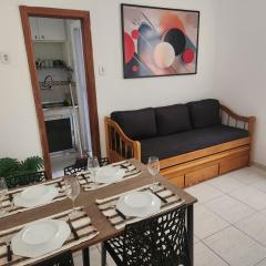 Sala e quarto a 1 quadra da praia de Copacabana