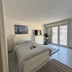 Big, comfortable studio minutes from MC borders