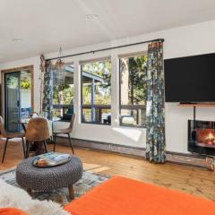 Cottage by the Lake-cozy &unique w beautiful views