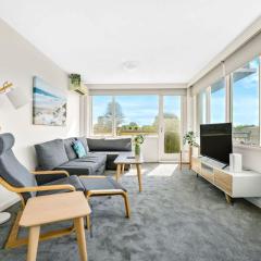 Brightly Renovated St Kilda Apt with Sea Views