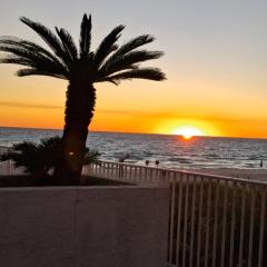 Right On the beach! COUPLEs GETAWAY,HONEYMOON SWEET, Perfectly Cozy Beach Front Condo, full kitchen, pool, free parking,CHECK-IN AT DOOR