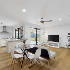Springfield Breeze - Newly furnished home, Sunny Patio and BBQ