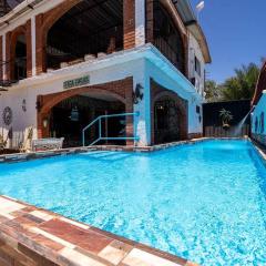 Huge Family 5 bedroom sleeps 16 with private pool home