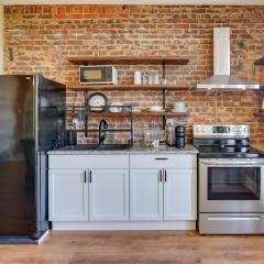 Shop, Dine and Unwind at Historic Dtwn Marshall Apt