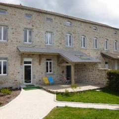 Gîte familial en pleine nature avec cour privée, Wi-Fi et proche randonnées à Le Mas-de-Tence - FR-1-582-132