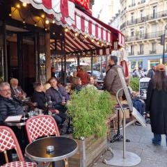 Gare Montparnasse 1minute,Odéon,5 minute Eiffel tout and Louvre Meusm ,center ,aeosome place