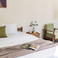 The Coral Glow Hanoi-Modern Apartment with Private Balcony-Free Laundry