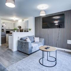 NEW! 5BR Gem by Prime Vault Properties, Town Centre Near Train Station with Driveway Parking