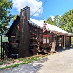 Wooden Cabin with Hot-Tub and Pool Table in Demorest, Georgia