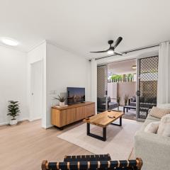 Vibrant 2 Bed Apartment with Pool and Gym Access