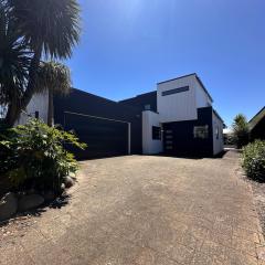 Modern Costal Escape-with Spa