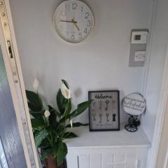 Beautiful Wythenshawe home near airport with Garden Parking sleeps 5