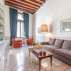 Ca' Romantica terrace with Balcony and side Canal view