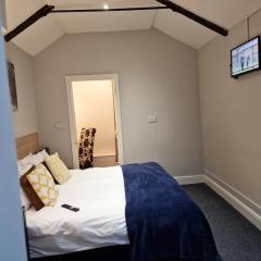 City Center Ground Floor Flat With Patio &parking