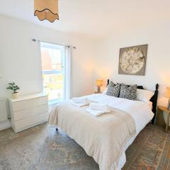 Spacious 3-Bedroom Royal Docks House with Free Parking, Fast Wi-Fi & Easy Access to ExCeL and Canary Wharf , Sleeps 6, Long stay deals for business and family deals!