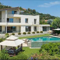 Large house with pool and sea view in Vallauris