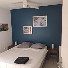 Chambre avec salle de bain, WC et terrasse