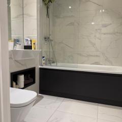 Kays Stay Romantic Modern Getaway Luxury 1 Bedroom with Balcony in Barking Riverside near Central London