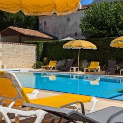 Gîte familial avec piscine chauffée, jardin privé et équipements bébé en pleine propriété viticole. - FR-1-653-18