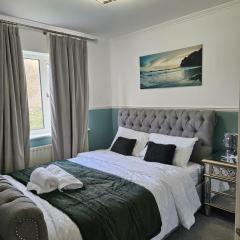 Stylish 5-Bed Solihull Stay Near NEC & Airport