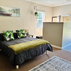 Little Oasis - Palm Room