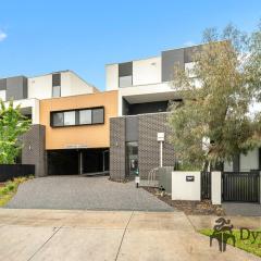 Brand-new three-bedrooms townhouse with double garage